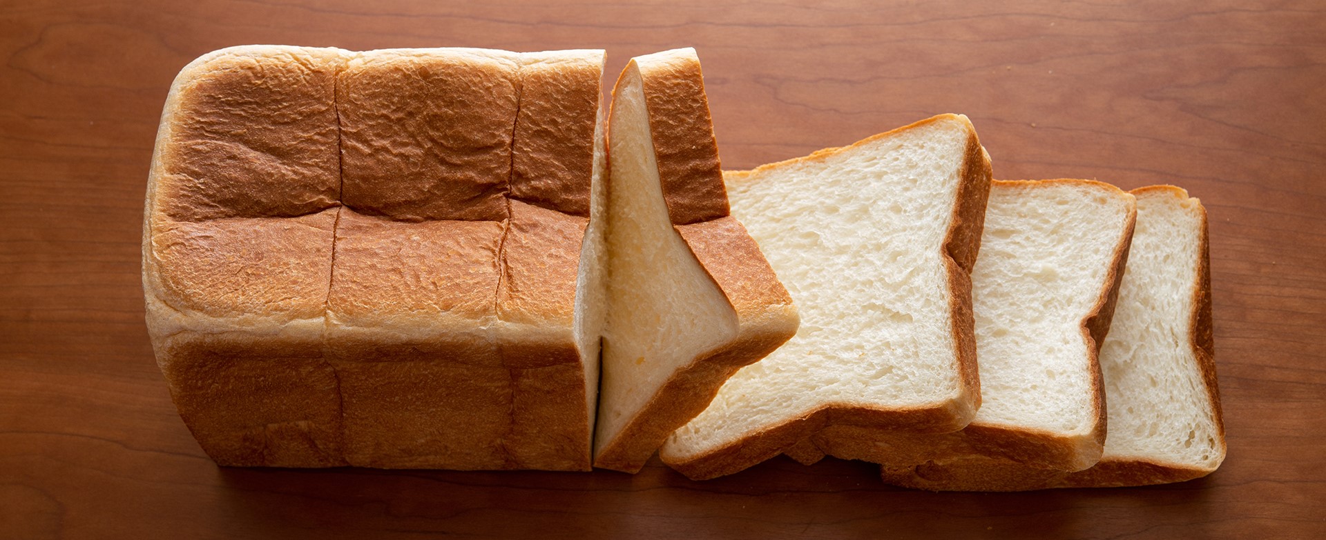 テーブルの上に並べられた食パンの画像